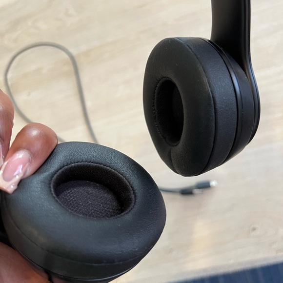 ‼️$65 SALE 🔥 BEATS Wireless Headphones + charging cord - Picture 5 of 7